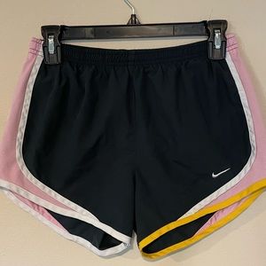 CLOSING SALE! Nike shorts livestrong 🤸🏼‍♀️🤾🏼‍♀️🧘🏼‍♀️